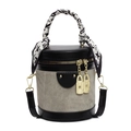 Grijze en zwarte cilindrische emmer tas met gouden ketting en houndstooth sjaalhandvat - Broken Wit