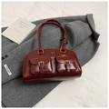 Retro-Schultertasche in Burgunderrot aus glänzendem Kunstleder mit goldenen Metallschnallen - Rot Ohne Anhänger