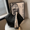 Borsa tote nera plissettata minimalista con scollatura a V e dettaglio nastro con lettere - Nero