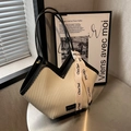 Borsa tote increspata crema con finiture nere e nastro decorativo su tavolo in metallo - Avorio
