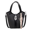 Schwarze Bucket-Bag mit Webstruktur, silbernem Drehverschluss und Tennis-Anhänger - Mit Anhänger / Schwarz