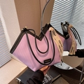 Borsa tote a pieghe lavanda con finiture in pelle nera e ampia tracolla in tessuto - Viola