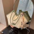 Sac fourre-tout crème plissé avec bordure vert avocat et détail de foulard floral - Vert