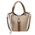 Beige gewebte Beuteltasche mit braunem Lederbesatz und Tennis-Schläger-Anhänger - Mit Anhänger / Khaki