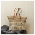 Detalle de bolso tote de paja trenzada con asas de cuero marrón y adorno de borla - Talla única / Caqui y Blanco Crema