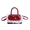 Borsa a tracolla rossa in vernice con bordo in pizzo bianco e decoro a fiocco - Rosso