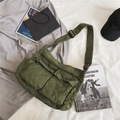 Borsa a tracolla in tela verde militare con due tasche frontali e tracolla regolabile - Verde