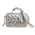 Sac bandoulière argenté matelassé avec poignée tressée et détail de foulard - Argenté