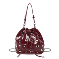 Sac seau tendance en cuir verni bordeaux avec clous argentés et bandoulière chaîne - Bordeaux