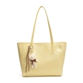 Borsa tote giallo chiaro con trama coccodrillo e ciondolo a forma di orsetto bianco - Giallo