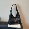 Sac hobo en cuir noir avec rivets argentés au style punk vintage et esthétique - Noir