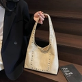 Sac hobo crème en cuir ciré avec rivets argentés sur les bandoulières et les poches - Blanc Cassé