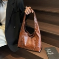 Sac fourre-tout en cuir ciré marron caramel avec des rivets argentés style hobo - Marron