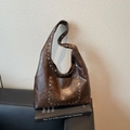 Sac bandoulière en cuir ciré marron avec clous argentés et large bandoulière - café