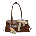 Detalle del bolso tote vintage en cuero marrón brillante con hebillas y colgante de perlas - Sin colgante / Marrón
