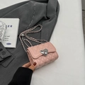 Mini sac bandoulière matelassé rose avec fermoir cœur argenté et bandoulière chaîne - Petit / Rose