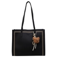 Borsa tote nera con trama a grana, borchie dorate e ciondolo a forma di orso - Nero