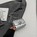 Mini sac bandoulière argenté matelassé avec boucle en cœur et sangle en chaîne - Petit / Argent