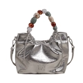 Borsa a secchiello argento in pelle plissettata con manico di perle e logo - Argento