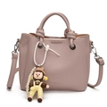 Borsa a mano rosa trama litchi con ciondolo a bambola e scritta fashion goffrata - Con Ciondolo / Viola