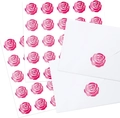 Dettaglio di adesivi con rose rosa usati come sigilli decorativi su buste bianche - Rosa Magenta Sfumato (Z208)