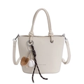 Sac seau blanc crème avec texture litchi et un ensemble de breloques de baseball - Avec Pendentif / Blanc