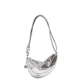 Bolso de hombro media luna plateado metalizado con correa anudada y colgante - Plateado