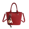 Donkerrode emmertas van leer met honkbal-hanger en verstelbare schouderriem voor dames - Met Hanger / Rood