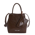 Dunkelbraune Handtasche aus Leder mit Faltenstruktur, Mini-Umschlagtasche und Schultergurt - Braun
