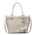 Stroh-Eimertasche in Beige mit weißem Lederbesatz und Perlen-Schmetterlingsanhänger - Mit Anhänger / Gebrochenes Weiß
