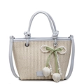 Beige geflochtene Beuteltasche mit hellblauen Ledergriffen und Blumenanhänger - Mit Anhänger / Blau