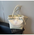 Détail du sac cabas en toile à rayures jaunes avec illustration de chien et base en cuir - Rayures Jaunes
