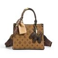 Braune Monogramm-Handtasche mit Seidenschal-Griff und Leder-Welpenanhänger - Groß / Braun