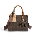 Braune Monogramm-Handtasche mit Seidentuch, Welpenanhänger und breitem Gurt - Groß / Kaffee und Braun