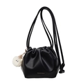 Schwarze Kordelzug-Beuteltasche mit Faltenstruktur und weißem Pompon-Anhänger - Mit Anhänger / Schwarz