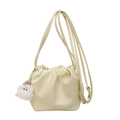 Cremegelbe Beuteltasche mit Kordelzug, Falten-Design und süßem Plüsch-Anhänger - Mit Anhänger / Gelb