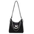 Borsa tote in denim nero con fibbia a farfalla d'argento e tracolla di perle - Nero