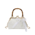 Borsa in pizzo bianco con manico in bambù ed elegante nappa di perle e fiocco - Bianco