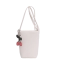 Elfenbeinweiße Crossbody-Eimertasche mit Kirsch-Anhänger und Markenlogo-Prägung - Weiß