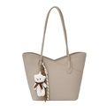 Minimalistische beige Leder-Einkaufstasche mit V-Stitch-Design und weichem Bären-Anhänger - Khaki