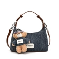 Blaue Jeans-Schultertasche mit braunem Gurt und Plüschbär-Anhänger auf weißem Hintergrund - Ohne Anhänger / Braun