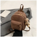 Mini-Rucksack aus braunem Wildleder mit goldfarbenen Reißverschlüssen und Alpaka-Anhänger - Mit Anhänger / Braun
