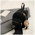 Mini schwarzer Damenrucksack mit goldenen Reißverschlüssen und beigem Plüschball Anhänger - Mit Anhänger / Schwarz