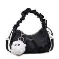 Bolso de mano plisado negro chic con logo blanco y accesorio de peluche de dibujos - Negro