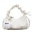 Bolso de media luna blanco con asa rizada, colgante de peluche y correa ajustable - Blanco Roto