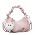 Bolso de media luna plisado rosa pálido con amuleto de peluche y detalles en plateado - Rosa