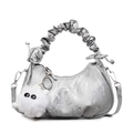 Bolso de mano plateado con asa plisada metalizada y un colgante de monstruo de peluche - Plateado