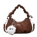 Sac à main marron plissé avec breloque peluche blanche et logo sur cuir brillant - Café
