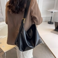 Bolso hobo grande de cuero sintético brillante negro con hebilla dorada elegante - Negro