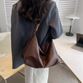 Elegante bolso hobo de cuero sintético marrón oscuro con hebilla cuadrada dorada - café